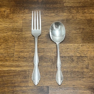 Puede incluir: Un letrero de madera rústico con el texto "Welcome to our home" en un estilo manuscrito. El letrero presenta un acabado envejecido y un diseño sencillo y acogedor, perfecto para un porche.