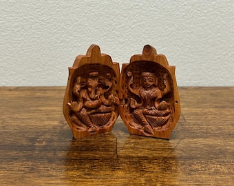 Caja de madera tallada a mano de estilo vintage para santuario de Ganesha y Lakshmi, altar hindú plegable, talla devocional india, mini santuario de viaje.