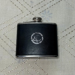 Fiaschetta vintage in acciaio inossidabile da 5 once in custodia in pelle nera con stemma dell'aquila degli Stati Uniti d'America, articoli da bar vintage
