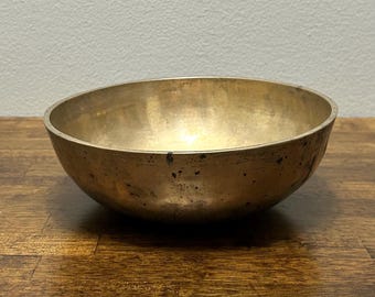 Cuenco tibetano de latón vintage de 20 cm (8 pulgadas), ideal para meditación, con sonido resonante y decoración espiritual de estilo bohemio.