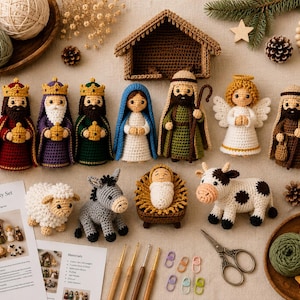 Könnte beinhalten: Ein Häkel-Krippenset mit Figuren der drei Könige, Maria, Josef, einem Engel, einem Hirten, einem Schaf, einem Esel, einer Kuh und dem Jesuskind in einer Krippe. Enthält einen braunen Stall, Wollknäuel, Häkelnadeln, Maschenmarkierer und eine Anleitung.
