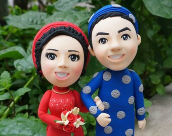 Figurina della commissione da Pic Caricature Cake Topper, tradizionale torta nuziale del Vietnam, tema di matrimonio rosso e blu, anniversario dei genitori
