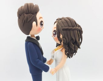 Holding hands wedding cake topper, Unique bride and groom wedding cake topper, Eye in eye wedding cake topper, handmade wedding centerpiece