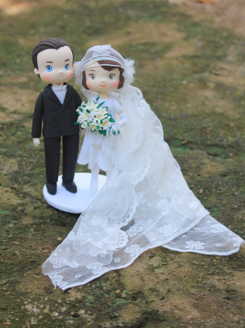 Vintage wedding cake topper, 20s wedding topper, bride & groom figurine, custom wedding keepsake, wedding clay figurine image 3