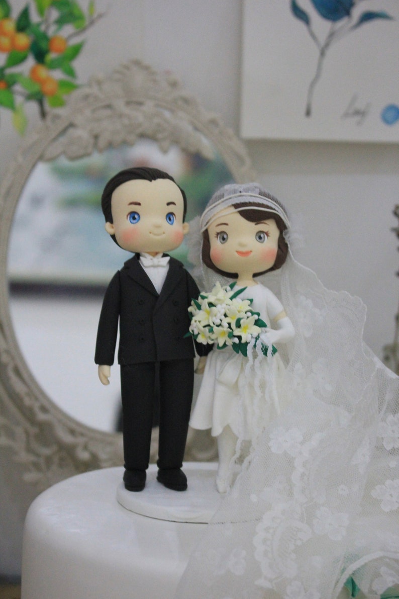 Vintage wedding cake topper, 20s wedding topper, bride & groom figurine, custom wedding keepsake, wedding clay figurine image 1