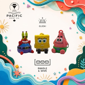 Peut inclure: Trois petits porte-clés personnages représentant un crabe rouge, une éponge carrée jaune et une étoile de mer rose. Les figurines sont présentées avec le texte Pacific Print Co., CLICK!, et BUNDLE & SAVE. Chaque personnage a une expression distincte.