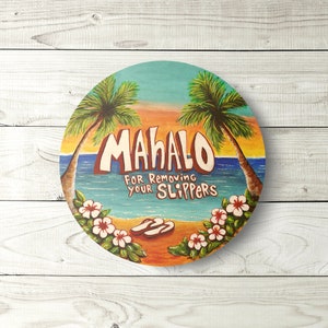 Mahalo for Removing Your Slippers circle sign – cute vintage style tropical Hawaiian wood sign wall decor