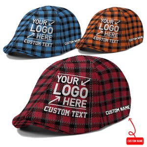 Könnte beinhalten: Drei karierte Schiebermützen in Blau, Orange und Rot, jeweils mit weißem Text YOUR LOGO HERE, CUSTOM TEXT und CUSTOM NAME. Die Mützen haben eine abgerundete Krone und einen kurzen, steifen Schirm mit einem durchgehenden Karomuster.