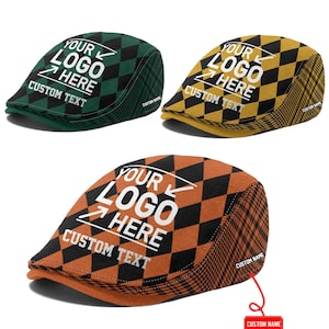 Puede incluir: Tres gorras planas en verde, amarillo y naranja, cada una con un patrón de rombos negros, un gráfico blanco con el texto YOUR LOGO HERE y las palabras CUSTOM TEXT. Una pequeña etiqueta roja señala el lado de la gorra naranja con CUSTOM NAME.