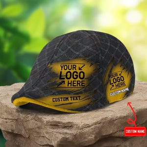 Könnte beinhalten: Eine schwarze Kappe mit strukturiertem Gittermuster und gelben, abgenutzten Bereichen. Der Text "YOUR LOGO HERE" erscheint in Schwarz auf den gelben Abschnitten, zusammen mit den Schriftzügen "CUSTOM TEXT" und "CUSTOM NAME" in Schwarz.