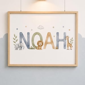 Könnte beinhalten: Ein gerahmter Wanddruck mit dem Namen NOAH in großen, farbigen Buchstaben. Das N ist blau mit einem grauen Elefanten, das O ist grün mit einem Löwen, das A ist beige und das H ist blau mit einer Giraffe. Das Design enthält kleine Sterne und eine Wolke.