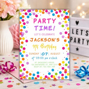 Può includere: Un biglietto d'invito di compleanno rettangolare con sfondo bianco e un bordo colorato di coriandoli. Il testo recita: PARTY TIME! LET'S CELEBRATE JACKSON'S 9th Birthday SUNDAY 07 AUGUST at 09:00 pm o'clock AT JACKSON'S HOUSE 123 ANYWHERE ST. ANY CITY RSVP AT: 123-456-789.