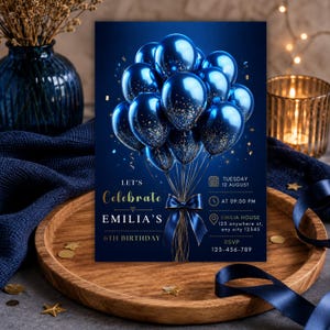 Puede incluir: Una tarjeta de invitación de cumpleaños rectangular con un grupo de globos azul metálico y detalles de purpurina dorada. El texto dice: Let's Celebrate Emilia's 6th Birthday, Tuesday 12 August, at 09:00 PM, Emilia House 123 anywhere st, any city 12345, RSVP 123-456-789.