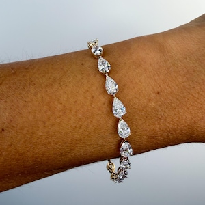 Pulseira Jumbo em formato de pera com moissanita, corrente em ouro maciço em formato de gota, pulseira de pulso robusta e marcante.