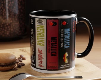 Caneca retrô com coleção de cassetes dos álbuns do Metallica