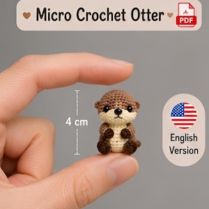 Könnte beinhalten: Eine kleine, braun-cremefarbene Häkelfigur in Form eines Otters mit einer Höhe von 4 cm. Oben steht der Text Micro Crochet Otter und PDF, rechts befindet sich ein Symbol der amerikanischen Flagge mit dem Text English Version.