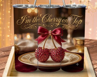 Ich bin die Kirsche auf dem Sahnehäubchen – Becherhülle, 20 oz, schmal und konisch, PNG + PDF, glamouröses rotes Schleifen-Kirsch-Design für Sublimation