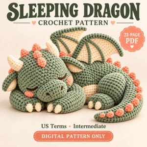 Peut inclure: Un modèle de crochet pour un dragon endormi, présenté dans un PDF de 22 pages. Le dragon amigurumi est vert sauge avec des ailes, des cornes et des griffes crème, et des pointes corail. Le texte indique SLEEPING DRAGON CROCHET PATTERN, 22-PAGE PDF, US Terms, Intermediate, et DIGITAL PATTERN ONLY.