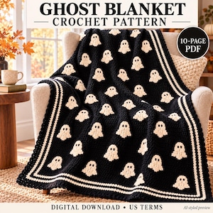 Pode incluir: Uma manta de crochê preta com um padrão repetitivo de pequenos fantasmas brancos. A manta tem uma borda grossa com listras pretas e brancas. O texto GHOST BLANKET CROCHET PATTERN e 10-PAGE PDF é visível no topo da imagem.