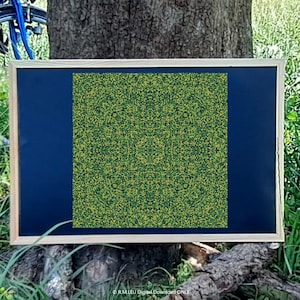 Può includere: Un cartello rettangolare con cornice in legno chiaro e un bordo blu scuro che circonda un pannello centrale quadrato. Il pannello presenta un motivo denso e ripetitivo di minuscoli puntini verdi e gialli. Il testo R.M.LEU Digital Download ONLY è visibile.