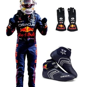 Puede incluir: Un traje de carreras con el logotipo de Oracle Red Bull Racing, un casco con la marca CarNext, un par de guantes de carreras negros con logotipos de Red Bull y un par de zapatos de carreras azul oscuro Geox con la marca Vettel y logotipos de Red Bull.