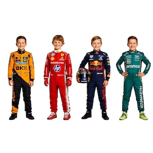 Puede incluir: Cuatro niños con trajes de carreras profesionales. El primero lleva un traje naranja y negro con la marca OKX. El segundo lleva un traje rojo con logotipos de HP y Hamilton. El tercero lleva un traje azul marino de Red Bull y sostiene un casco. El cuarto lleva un traje verde de Aramco.