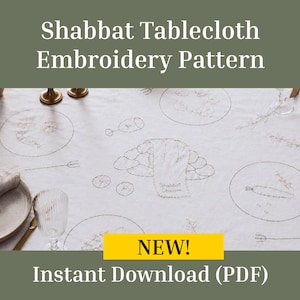 Peut inclure: Une nappe en tissu blanc ornée de broderies au trait marron représentant des couverts, des assiettes, des fourchettes, des verres à vin et un motif central de pain challah avec le texte "Shabbat Shalom" brodé sur le tissu.