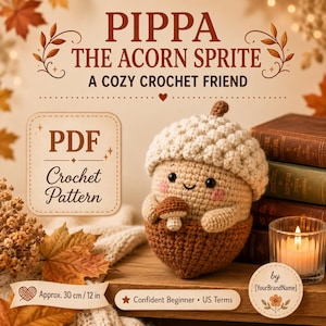 Könnte beinhalten: Eine Häkelanleitung als PDF mit dem Titel Pippa the Acorn Sprite, A Cozy Crochet Friend. Das Bild zeigt eine kleine, beige gehäkelte Eichelfigur mit strukturierter Kappe, die einen winzigen Pilz hält. Text: PDF Crochet Pattern, 30 cm.