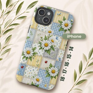 Puede incluir: Una funda para teléfono iPhone 14, 15, 16, 17, 18 con un diseño de patchwork de cuadros vichy azules y blancos, rayas amarillas y patrones florales. La superficie está decorada con ilustraciones de margaritas blancas, mariposas azules y mariquitas.