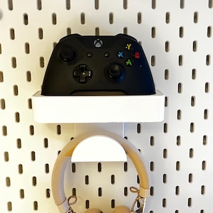 Dubbelt spelfäste för headset och handkontroll