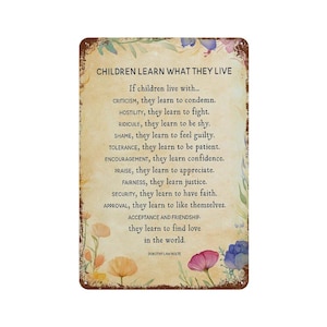Peut inclure: Une plaque métallique rectangulaire avec une bordure vieillie et usée présentant le poème Children Learn What They Live de Dorothy Law Nolte. Le fond est de couleur parchemin clair, orné d'illustrations florales à l'aquarelle orange, rose et bleue.