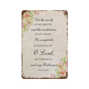 Pode incluir: Uma placa retangular de metal com uma borda marrom desgastada e um fundo cor de creme. Apresenta detalhes florais em aquarela nas cores rosa, laranja e verde. O texto diz: Let the words of my mouth and the meditation of my heart Be acceptable IN YOUR SIGHT O Lord, MY STRENGTH and my Redeemer PSALM 19:14.