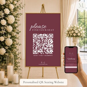 Puede incluir: Un letrero de asientos de boda color burdeos en un caballete dorado con un código QR blanco, el texto "please FIND YOUR SEAT", "SCAN • FIND • CELEBRATE" y "E + J 15 DECEMBER 2026". Un teléfono inteligente muestra la interfaz del sitio web.