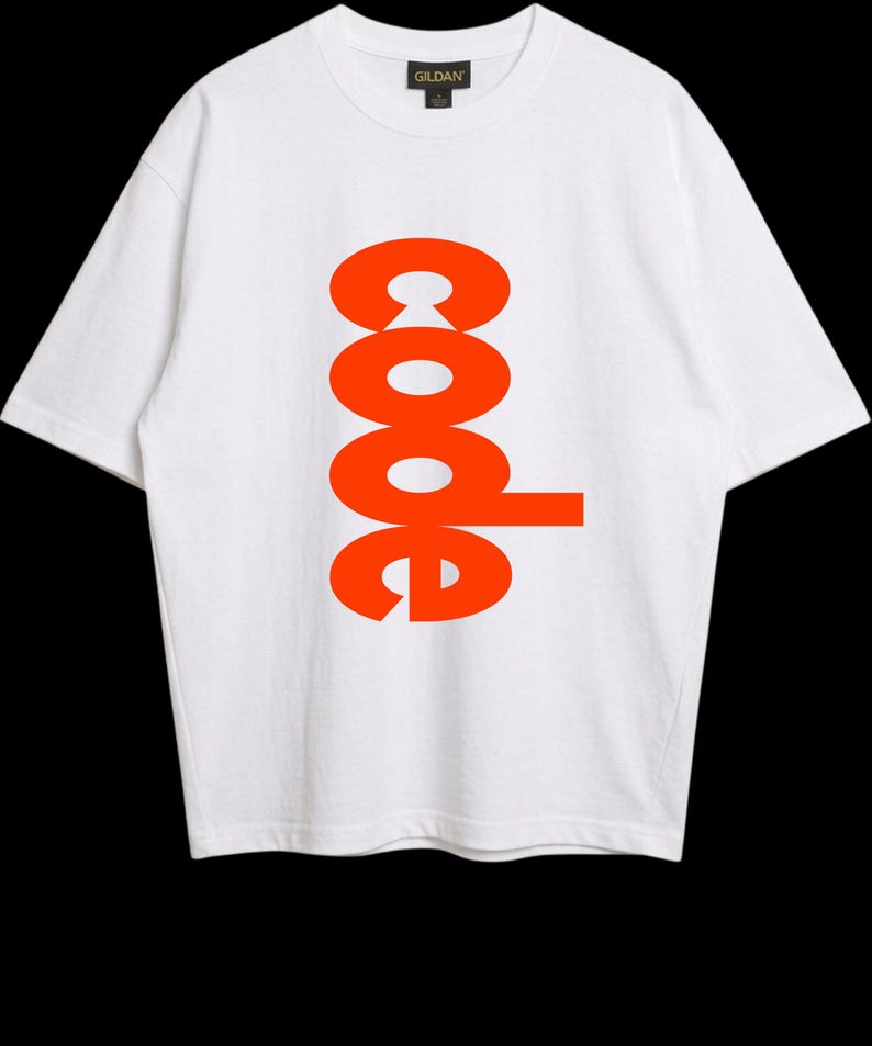 Puede incluir: Una camiseta blanca de manga corta con la palabra code impresa verticalmente en letras de color naranja brillante en el centro. La prenda tiene un cuello redondo y una etiqueta de la marca Gildan visible en el interior del cuello.