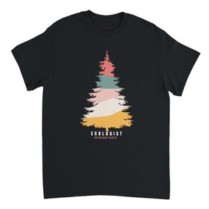 Puede incluir: Una camiseta negra de manga corta con un gráfico de un pino compuesto por franjas horizontales en tonos rosa, azul verdoso, crema y amarillo. Debajo del árbol, el texto dice ECOLOGIST y NO BACKUP EARTH en letras blancas y rosas.