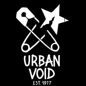 Puede incluir: Un diseño gráfico blanco sobre fondo negro que muestra un imperdible cruzado con una estrella de cinco puntas que tiene una grieta irregular en el centro. Debajo del gráfico, el texto dice URBAN VOID y EST. 1977 en una fuente tipográfica gruesa.