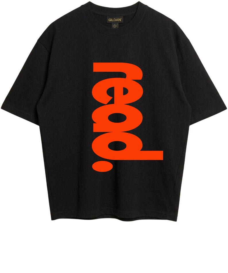 Puede incluir: Una camiseta negra de manga corta con la palabra "read." impresa verticalmente en letras grandes, negritas y de color naranja brillante en el centro. La prenda tiene un cuello redondo y una etiqueta de la marca Gildan visible en el interior.