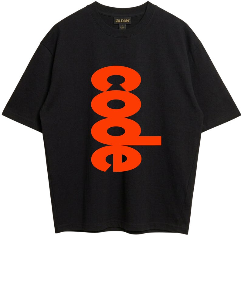 Puede incluir: Una camiseta negra de manga corta con la palabra code impresa verticalmente en letras de color naranja brillante en el centro. La camiseta tiene un cuello redondo y una etiqueta de la marca Gildan es visible en el interior del cuello.