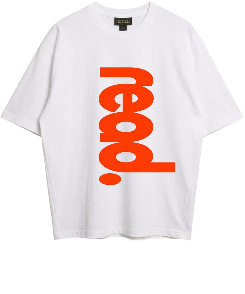 Puede incluir: Una camiseta blanca de manga corta con la palabra "read." impresa verticalmente en letras grandes, negritas y de color naranja brillante en el centro. La prenda tiene un cuello redondo y una etiqueta de la marca Gildan visible en el interior.