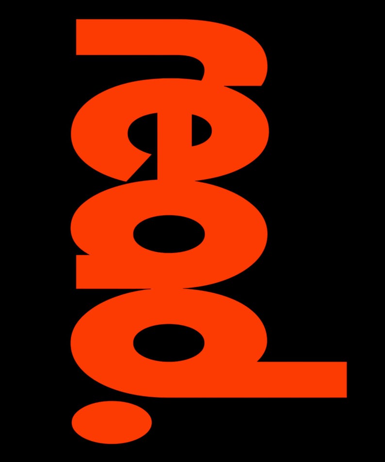 Puede incluir: Un dise&ntilde;o gr&aacute;fico que presenta la palabra "pool" escrita en una fuente sans-serif naranja brillante y negrita sobre un fondo negro s&oacute;lido. Las letras est&aacute;n apiladas verticalmente, con la palabra orientada de lado, de arriba a abajo.
