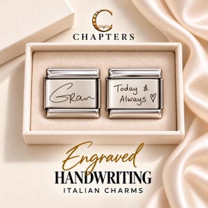 Puede incluir: Dos dijes italianos rectangulares de tono plateado presentados en una caja beige. El dije izquierdo está grabado con la palabra Gran en letra cursiva. El derecho tiene grabado el texto Today & Always junto a un pequeño corazón.