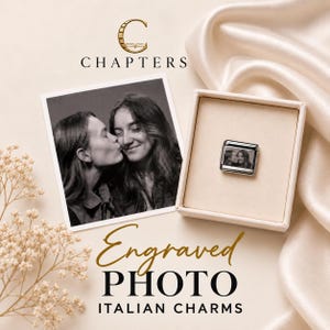 Könnte beinhalten: Ein quadratischer italienischer Charm aus Edelstahl mit einem schwarz-weißen, lasergravierten Foto von zwei Personen. Der Charm liegt in einer kleinen quadratischen Schachtel neben einem Fotoabzug, mit dem Text CHAPTERS Engraved PHOTO ITALIAN CHARMS.