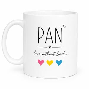 Könnte beinhalten: Ein weißer Keramikbecher mit dem schwarzen Schriftzug PAN und einem kleinen Herz über dem N, gefolgt von dem Text love without limits. Darunter befinden sich drei kleine Herzen in den Farben Pink, Gelb und Blau in einer Reihe.