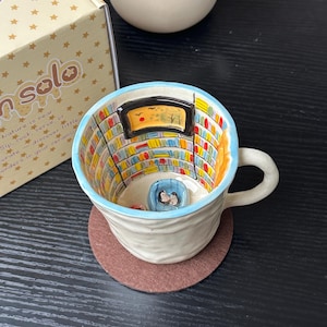 Handbemalter Keramikbecher, versteckte Tierbibliothek-Szene, Steingut-Kaffeebecher (A058)