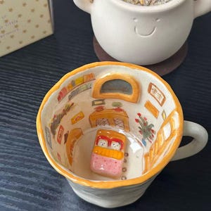 Handgefertigter Keramikbecher, Miniaturhaus-Szene, verspielte Kaffeetasse mit erzählerischem Motiv (A041)