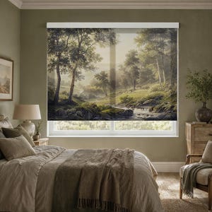 Puede incluir: Un estor enrollable rectangular para ventana con un paisaje impreso de un bosque verde y frondoso con árboles altos, colinas y un pequeño arroyo con orillas rocosas, todo en tonos naturales de verde, marrón y crema.