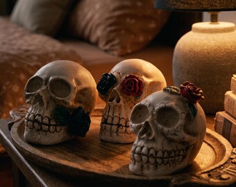 Adorno de calavera floral, decoración de Halloween, accesorio para cosplay, regalo gótico, calavera rosa, pequeña figura, estatua de calavera, arte gótico, regalo de Halloween