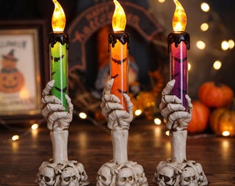 Portavelas góticos con forma de mano de esqueleto / Velas LED de Halloween con llama parpadeante y base de calavera, crea un ambiente de Halloween.