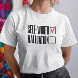 Maglietta con la scritta "Autostima anziché convalida" e un design con lista di controllo. Citazione motivazionale, regalo per chi ha fiducia in se stessi, maglietta con grafica a tema amore per se stessi.