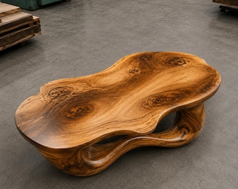 Moderner Freeform Massivholz Couchtisch mit organisch skulpturalem Design